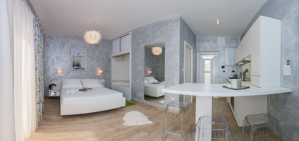 Luxury Studio, 1 Queen Bed, Non Smoking, Pool View