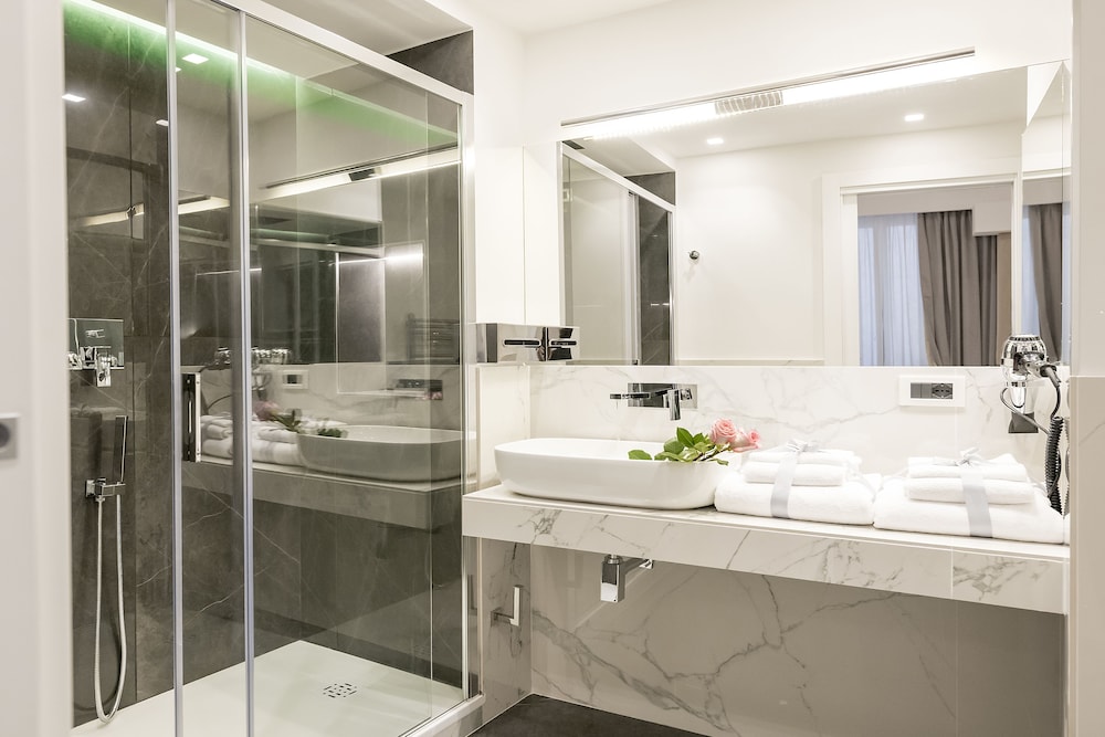 Exclusive Suite, Jetted Tub photo 3