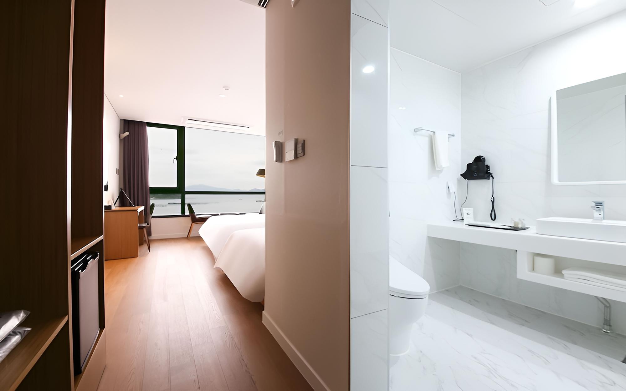 Room (Deluxe Twin (Free Netflix cable car d) - Photo 2
