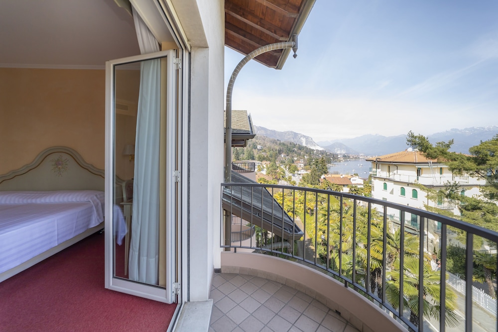 Superior Double or Twin Room, Lake View photo 3