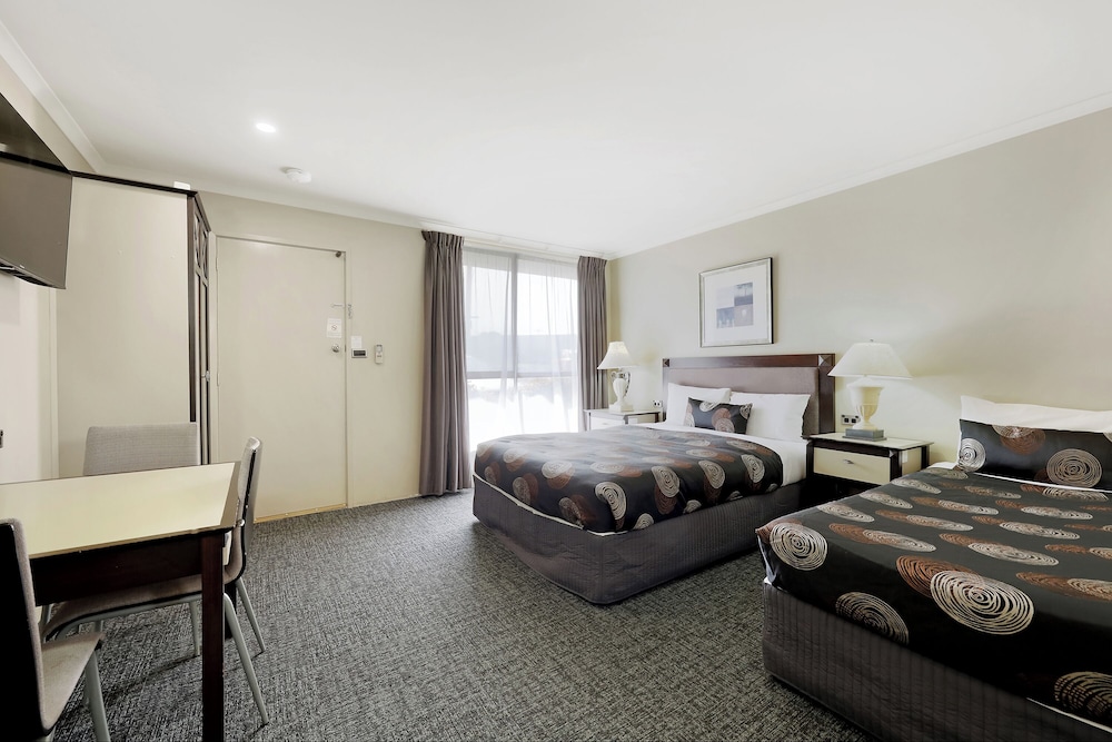 Executive Twin Room (1 Queen & 1 Single Beds) photo 2