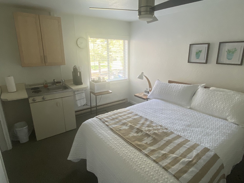 Standard Room, 1 Queen Bed photo 2