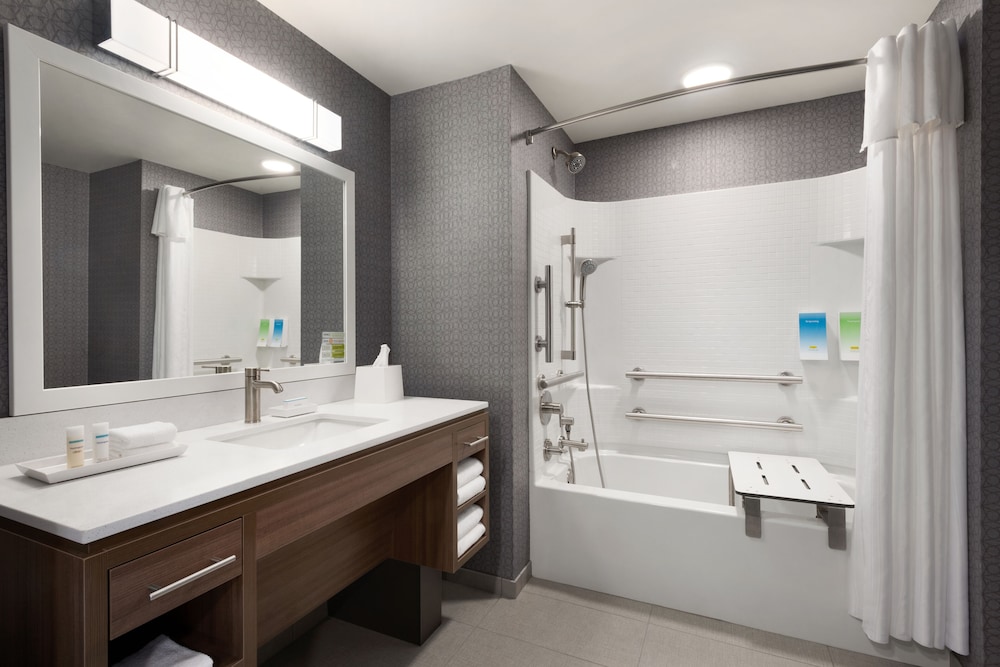 Suite, 1 King Bed, Accessible, Bathtub - Photo 8