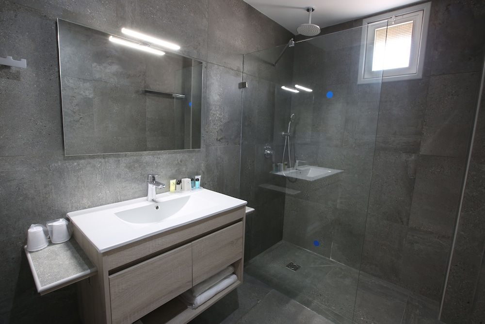 Quadruple Room - Photo 5