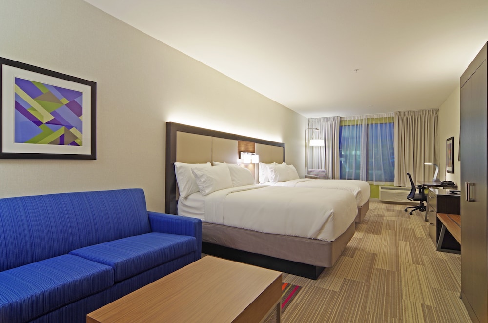 Suite, 2 Queen Beds, Roll-in Shower (Communications, Mobility Accessible) photo 3