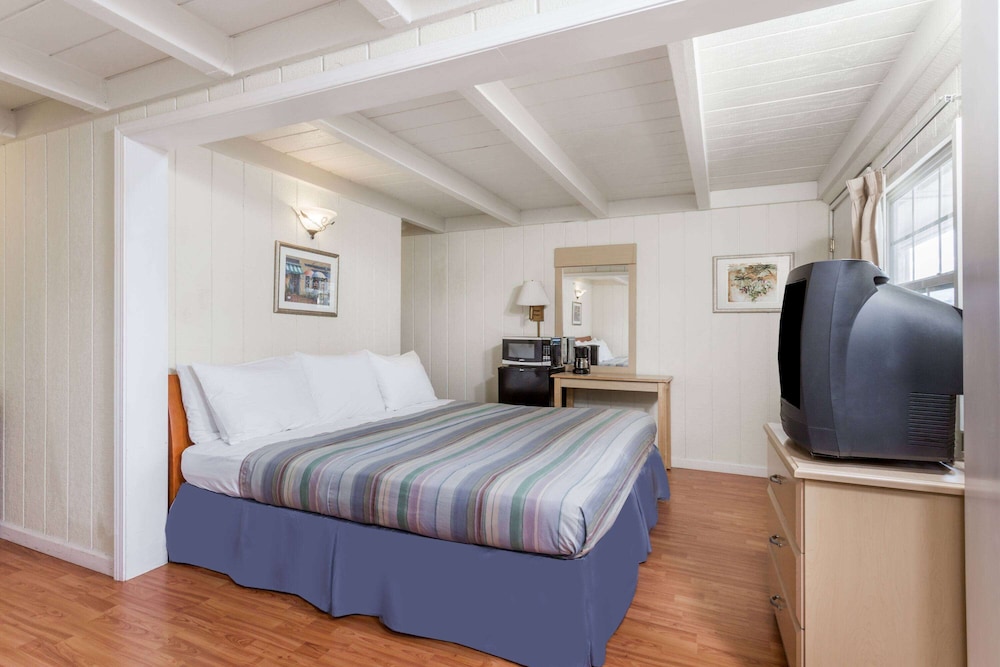 Room, 1 King Bed, Accessible, Non Smoking (Mobility Accessible) - Photo 1