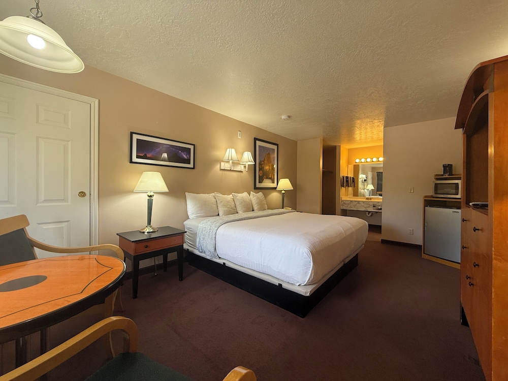 Traditional Room, 1 King Bed photo 2