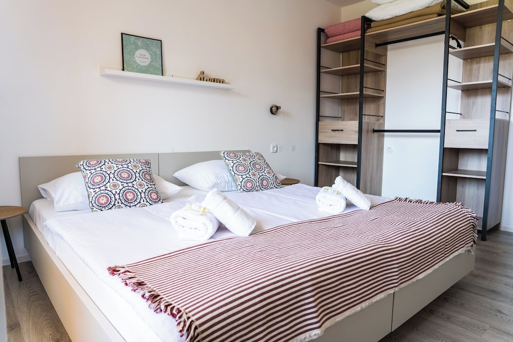 Apartment, 1 Bedroom, Balcony, Lake View