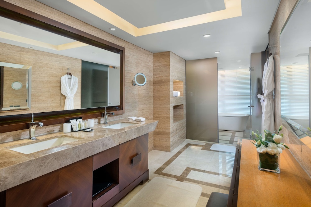 Executive Suite, 1 King Bed, Club Lounge Access thumbnail 5