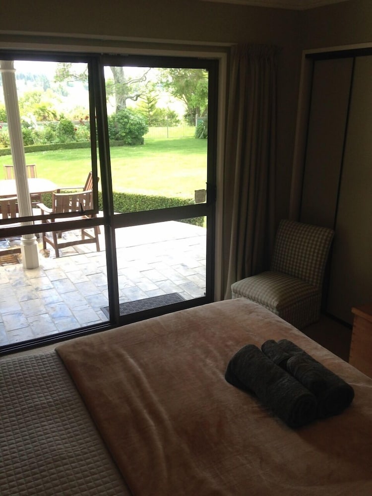 Standard Room, 1 Queen Bed, Shared Bathroom photo 3