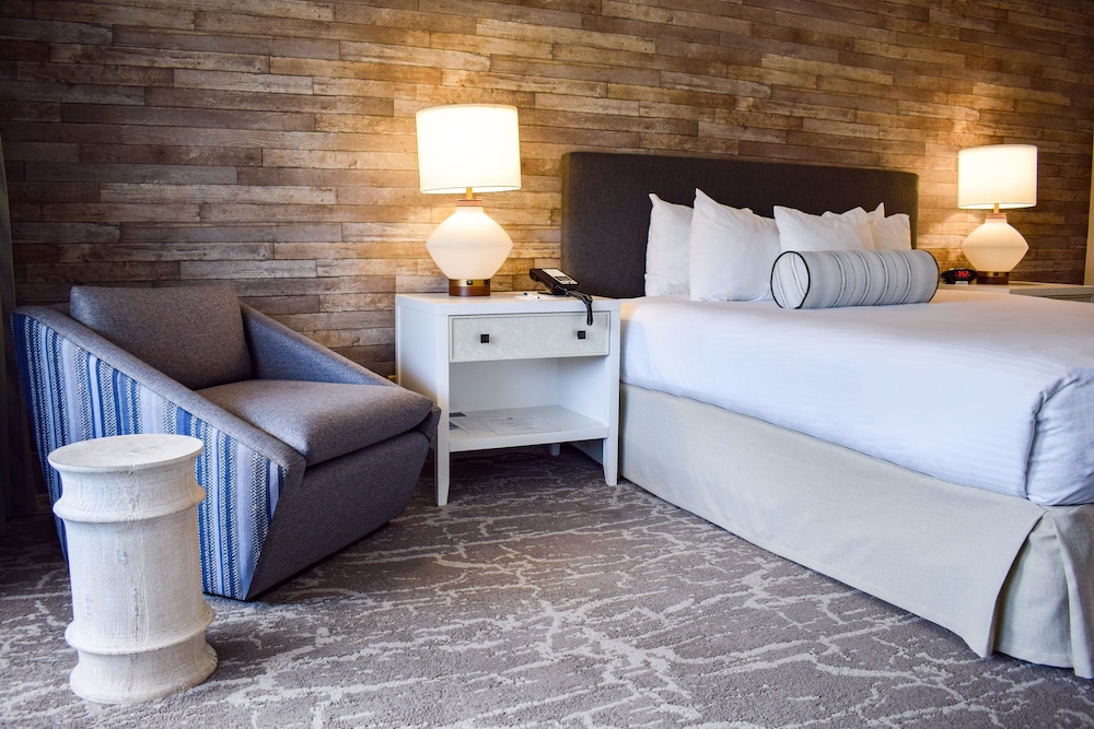 Room, 1 King Bed, Balcony (Parkside) photo 3