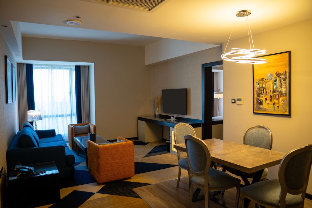 Suite, 2 Bedrooms - Photo 8