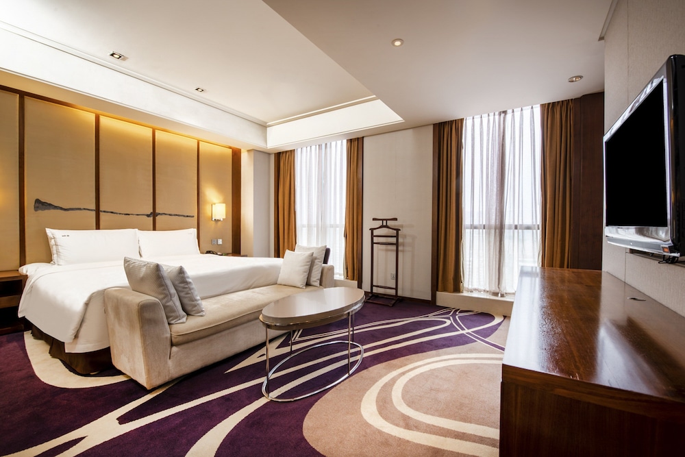 Suite, 1 King Bed, Club Lounge Access - Photo 3