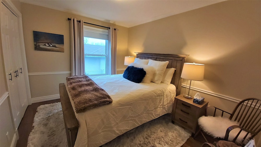 The Getaway, 1 Queen Bed, Second Floor Room, Private Bathroom On The Main Floor
