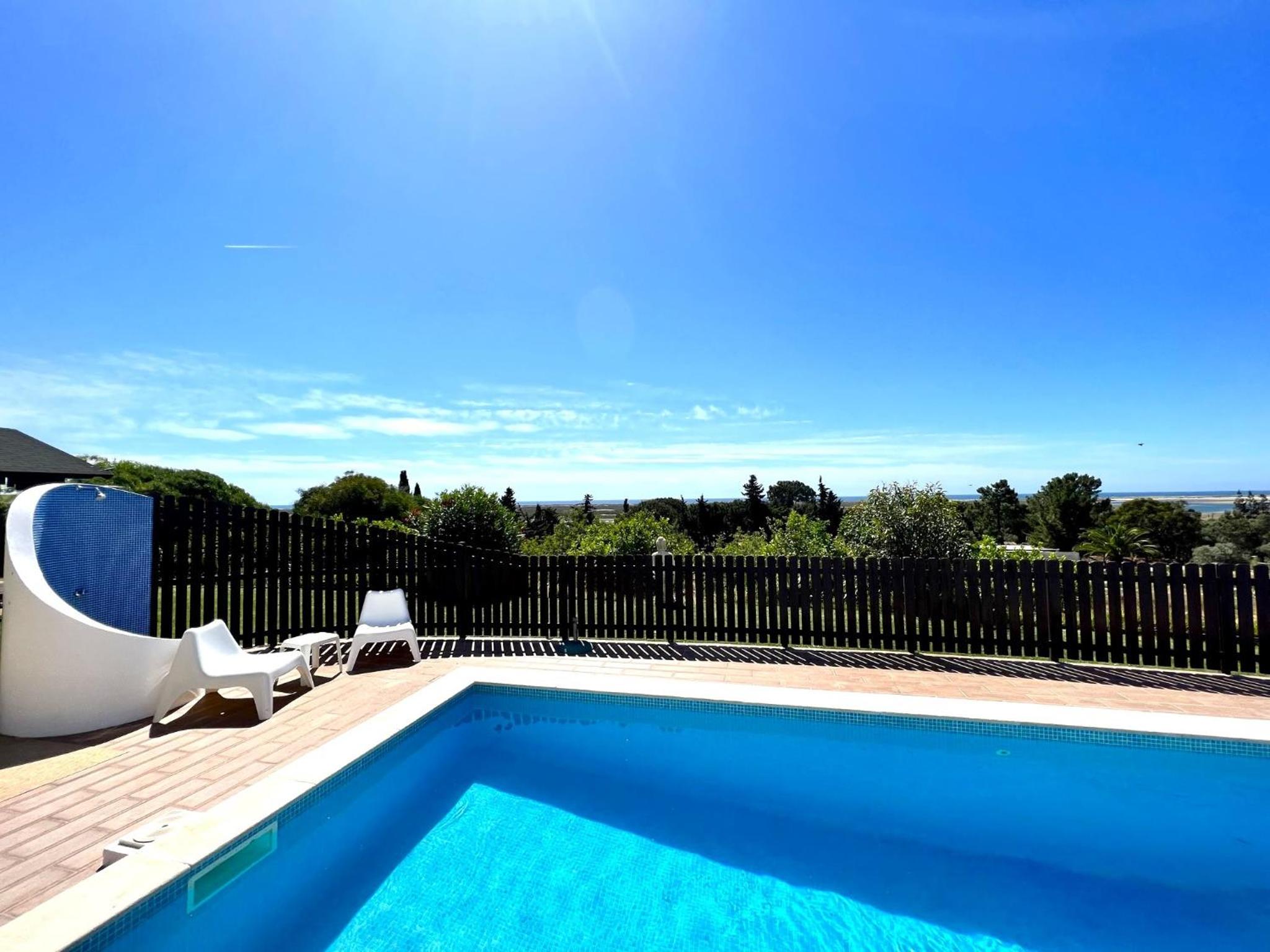 Apartment with Pool View