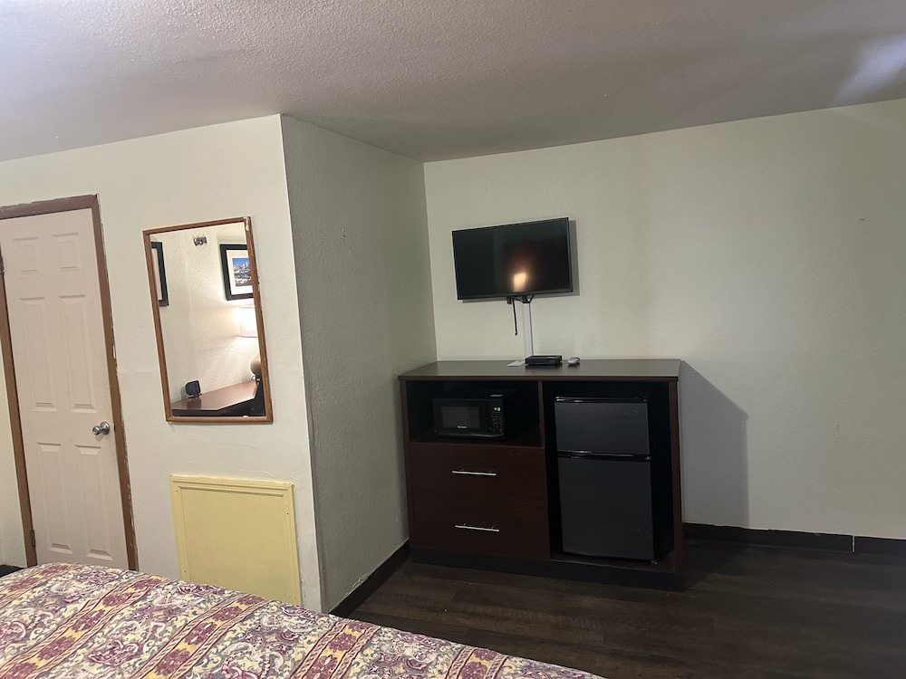 Room, 1 King Bed, Non Smoking - Photo 3