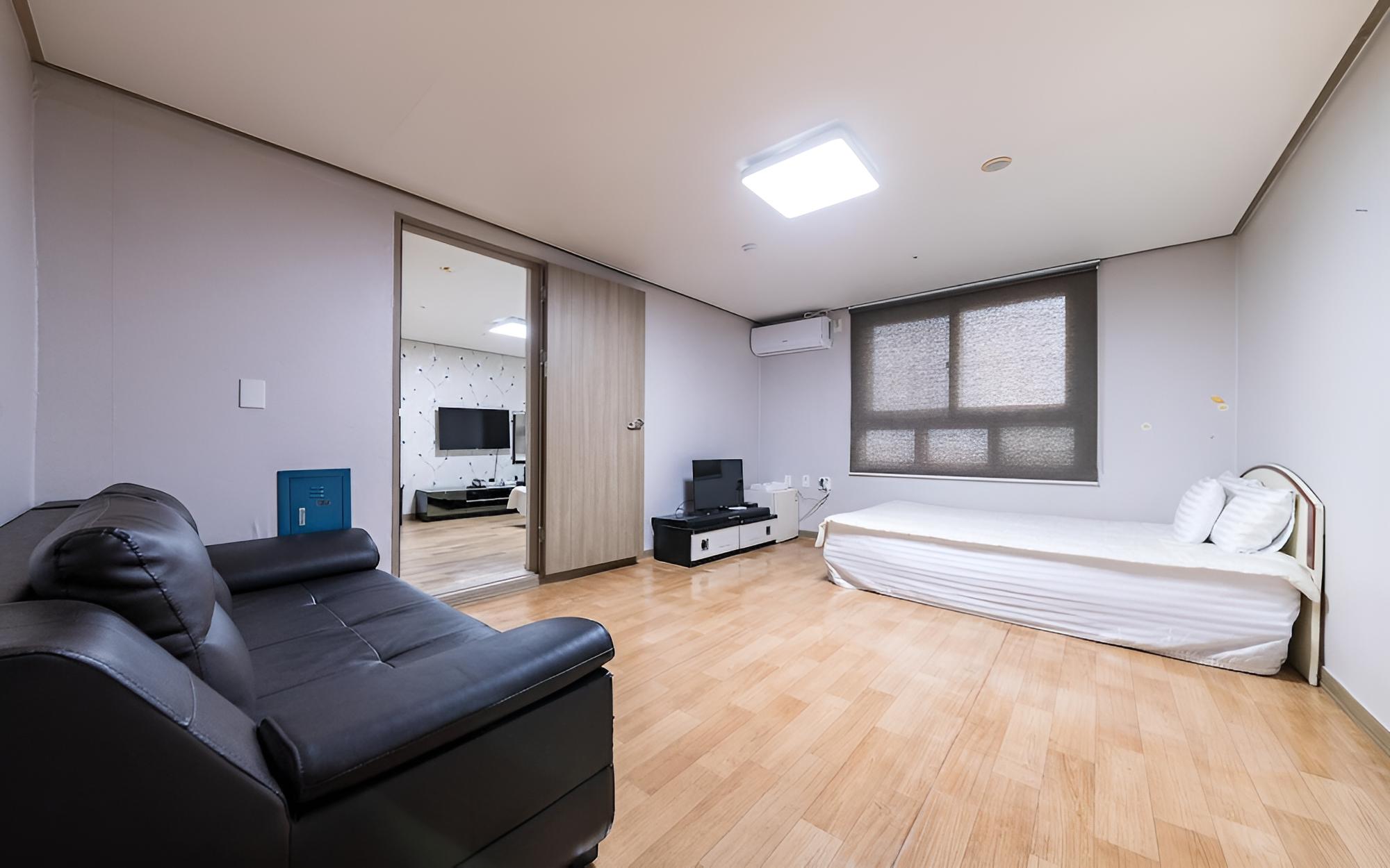 Room (Family Room (Separate Bathroom 2 Quee) - Photo 13