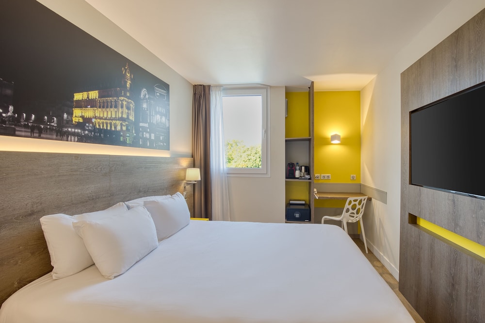 Superior Room, 1 Queen Bed, Non Smoking, Pool View photo 2