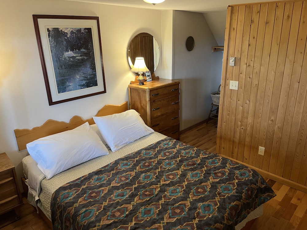 Room, 1 Queen Bed, Private Bathroom, Mountain View photo 1
