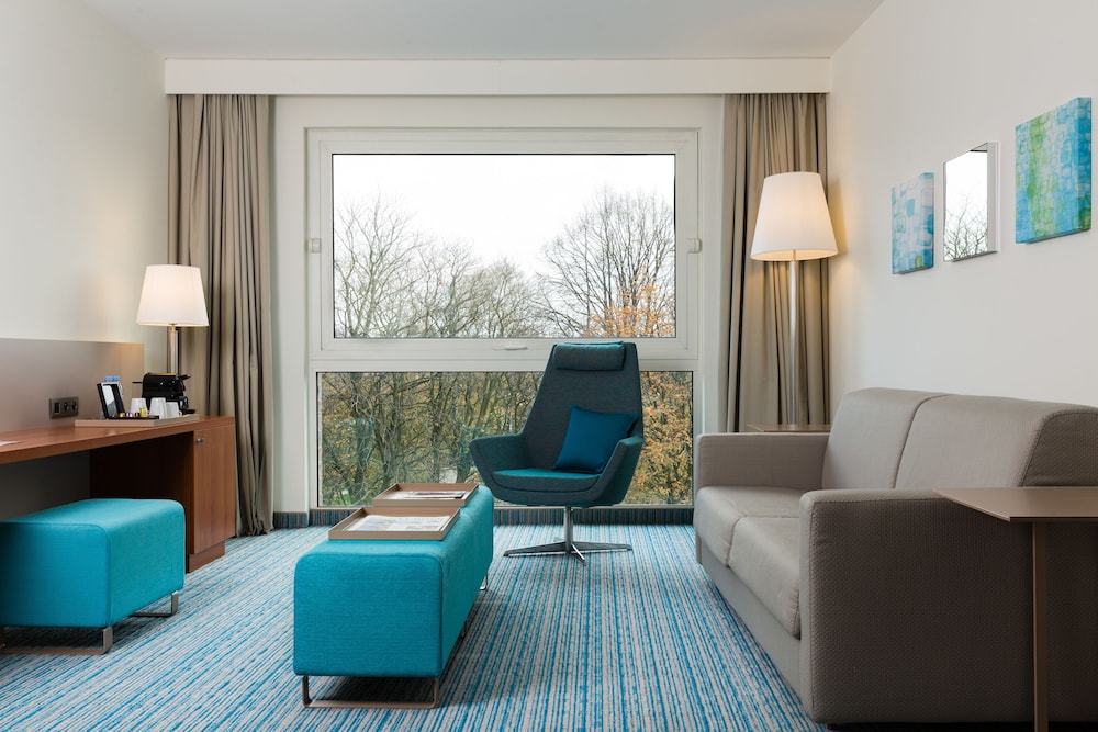 Suite, 1 King Bed with Sofa bed, Garden View thumbnail 6
