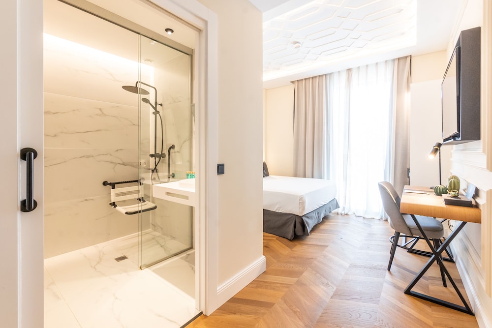 Superior Double Room, Accessible - Photo 4