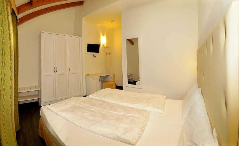 Classic Double or Twin Room photo 3