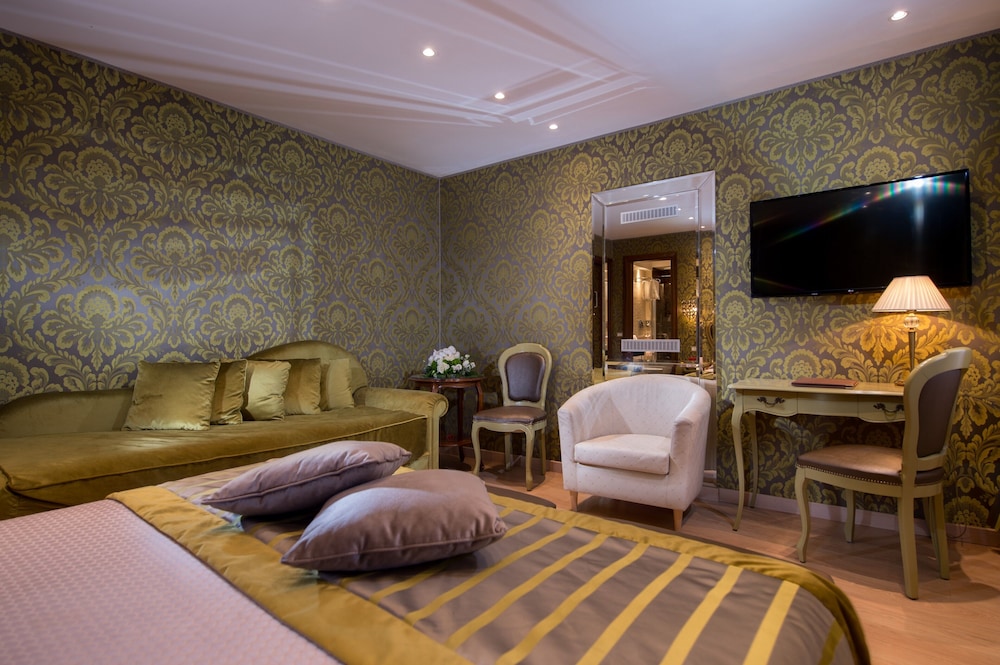 Deluxe Double Room thumbnail 6