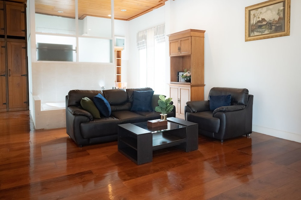 Grand Pool Suite photo 2