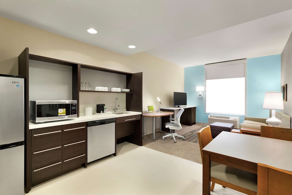 Suite, 1 Queen Bed, Accessible (Mobility & Hearing, Roll-in Shower) photo 3