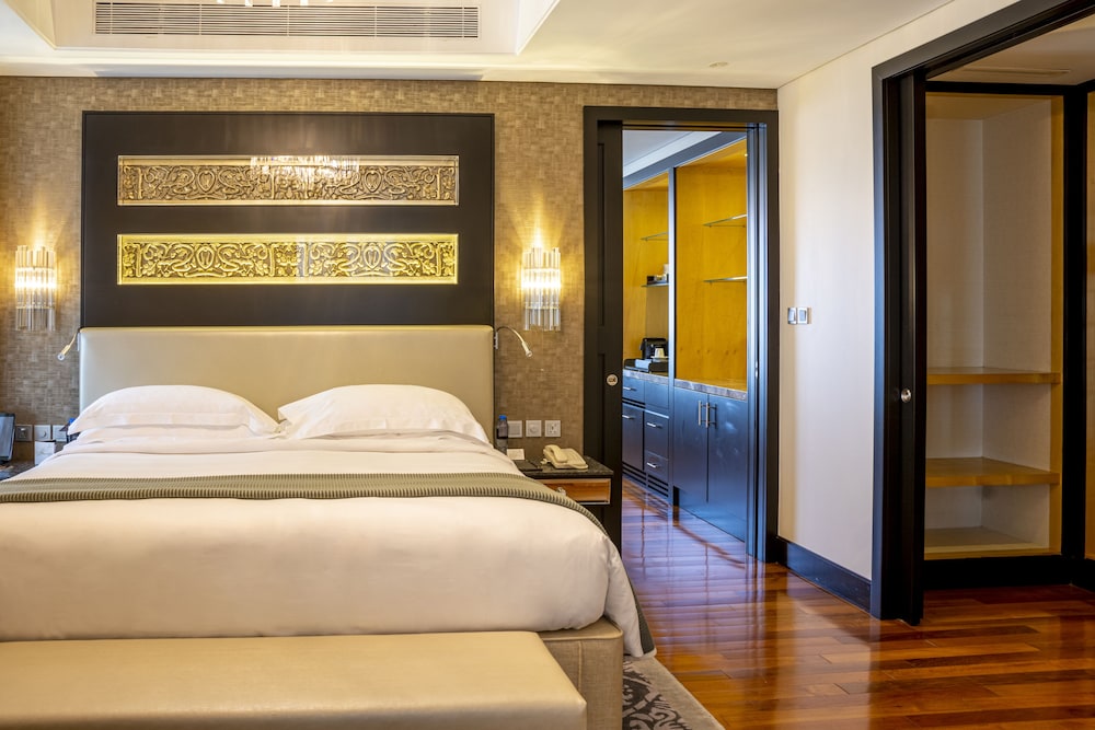 Executive Suite - Lounge Access including Afternoon Tea, Evening Cocktail Hours.