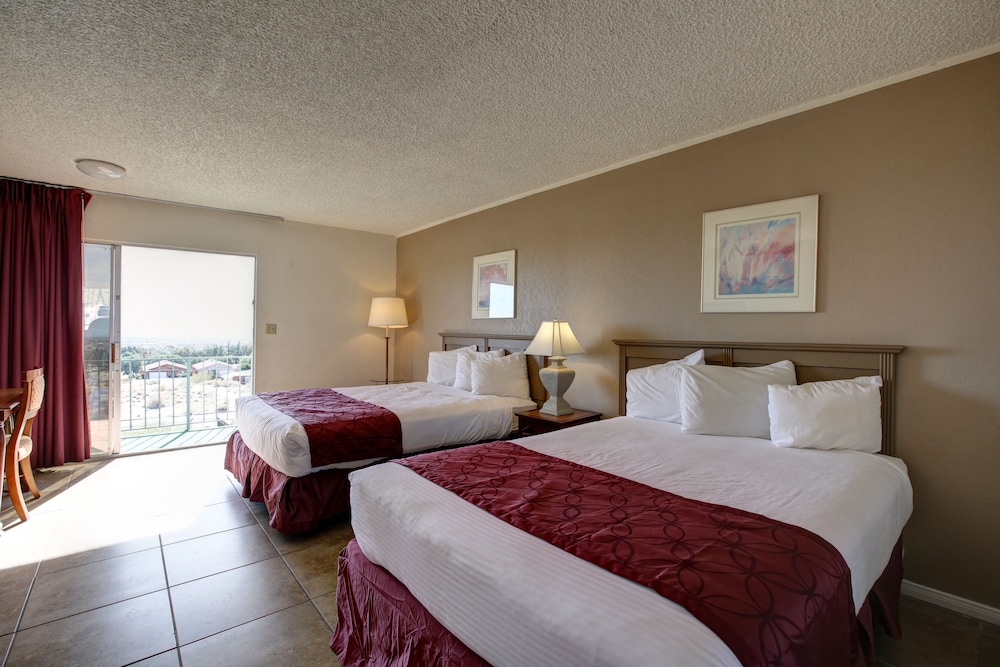 Standard Double Room, 2 Queen Beds, Mountain View, Corner (*Pet Friendly) - Photo 1
