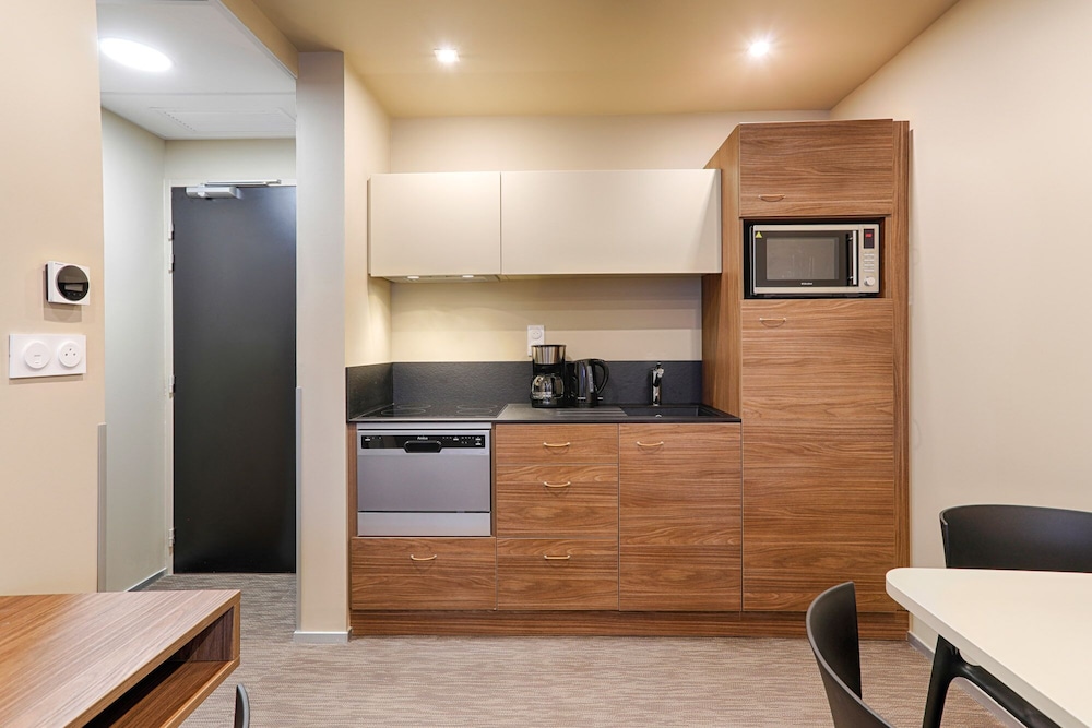 Basic Apartment - Photo 3