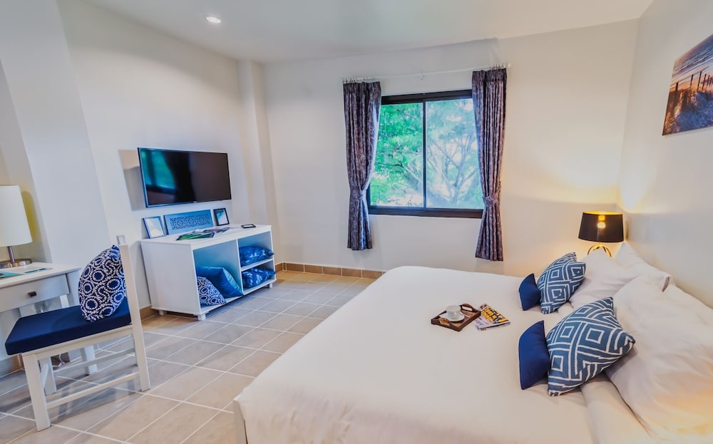 Deluxe Room, 1 King Bed, Pool View (Studio Pool View King) photo 3
