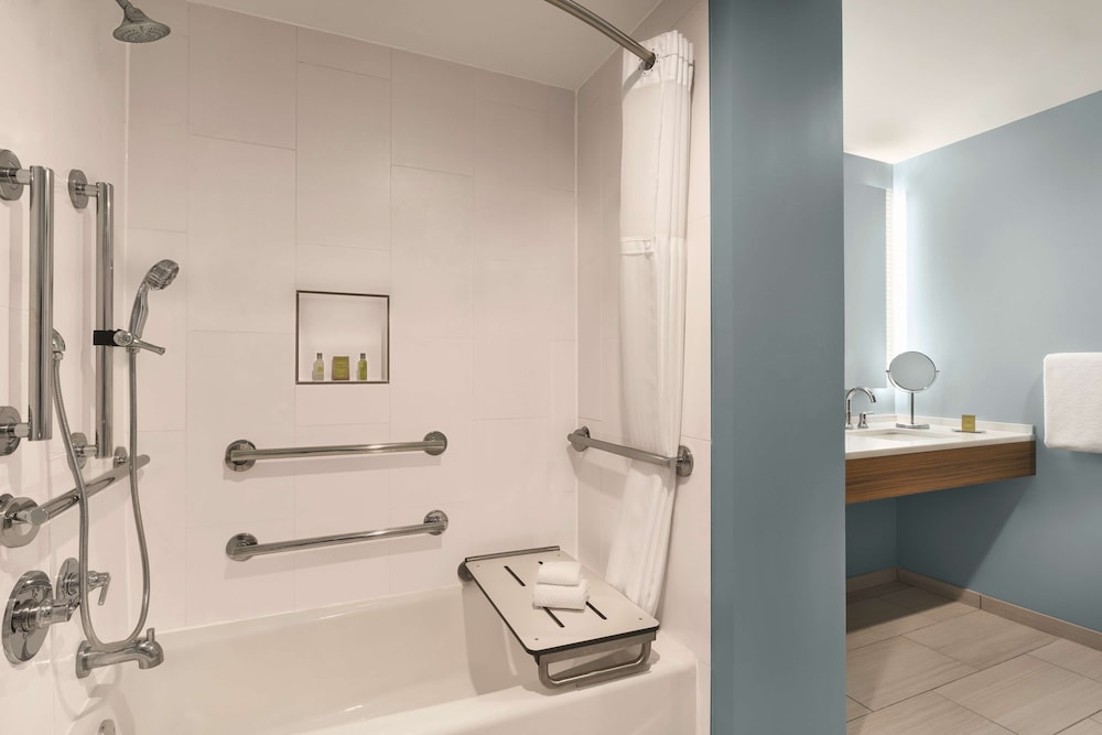 Room, 2 Queen Beds, Accessible, Bathtub - Photo 1