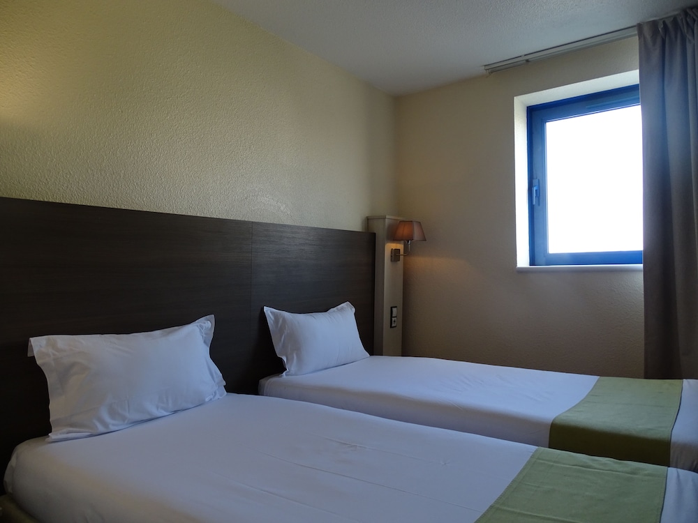 Standard Twin Room - Photo 1