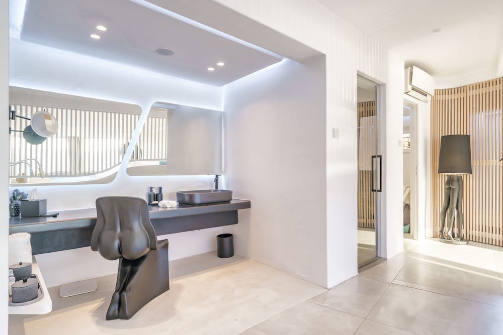 Mykonos Honeymoon Luxury Suite Hot Tub - Photo 3