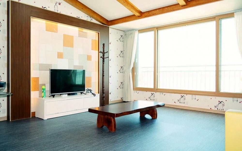 Room (Building 4 Room 201 (seawater pool hi)