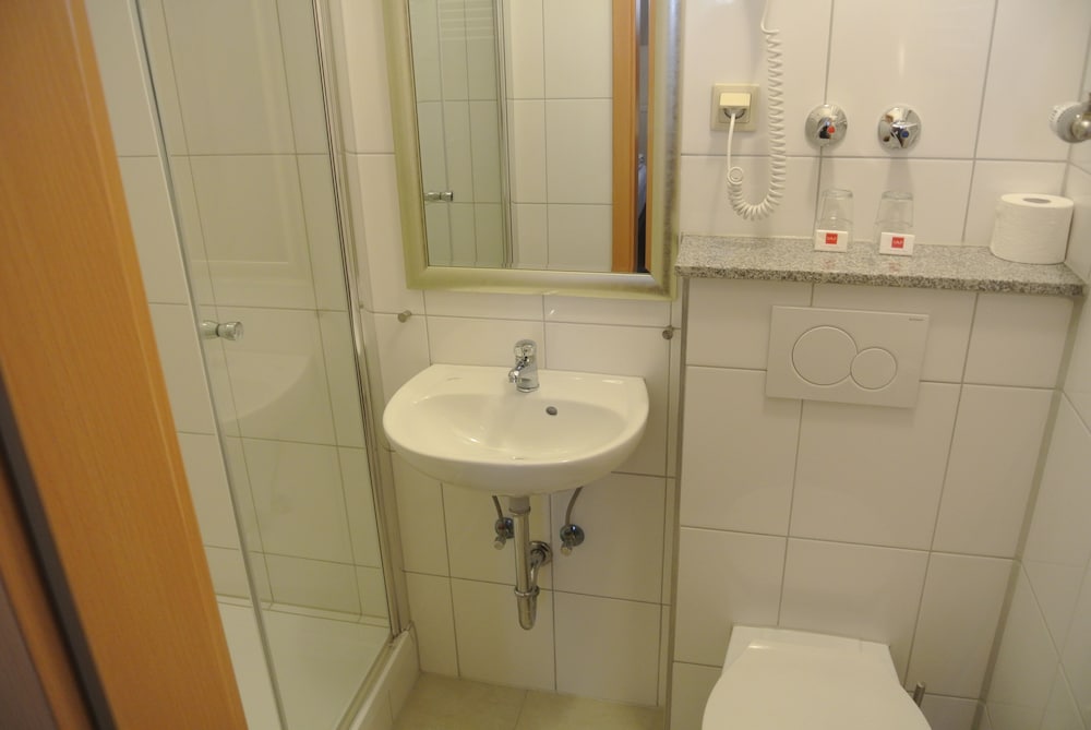 Standard Double or Twin Room photo 3