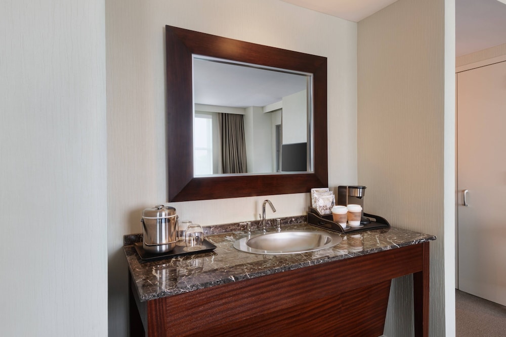 Westin, Suite, 1 King Bed photo 3