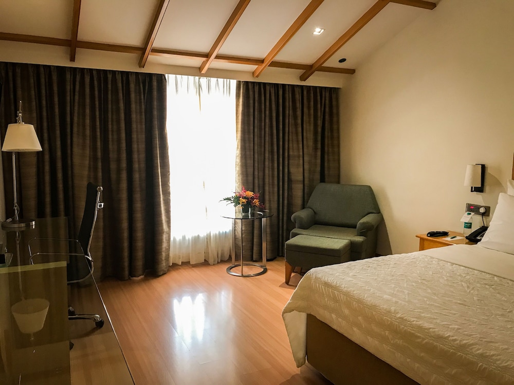 Room, 1 King Bed, Garden View - Photo 4