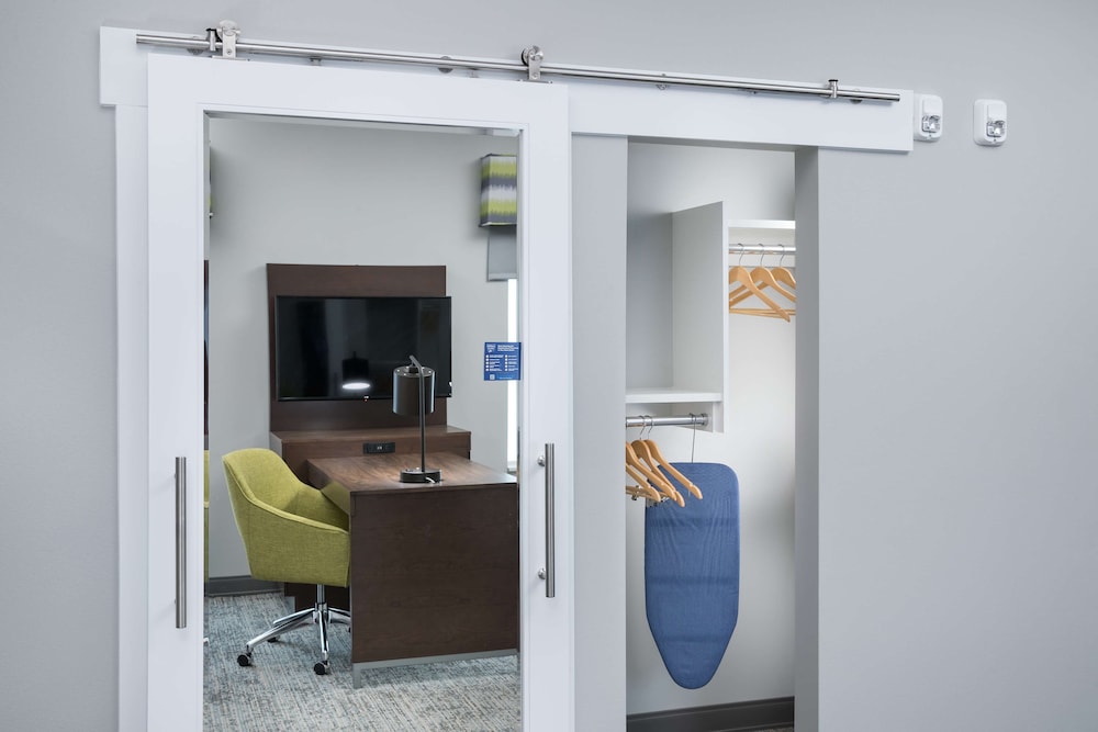 Studio, 1 King Bed, Accessible, Non Smoking (Mobility & Hearing, Roll-In Shower) - Photo 2