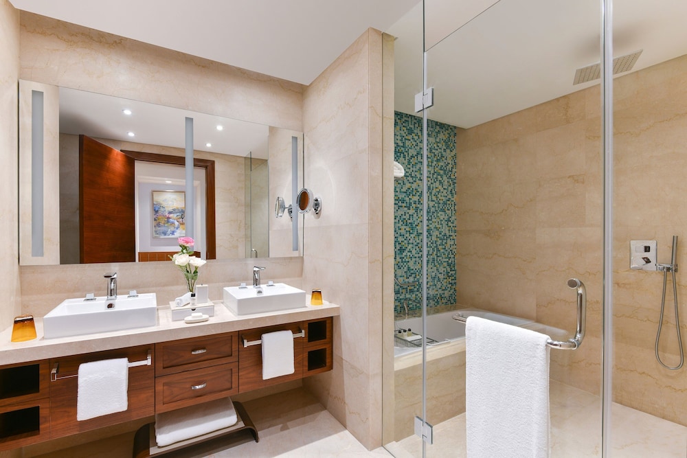 Grand Room, 1 King Bed, Pool View (Balcony) - Photo 4
