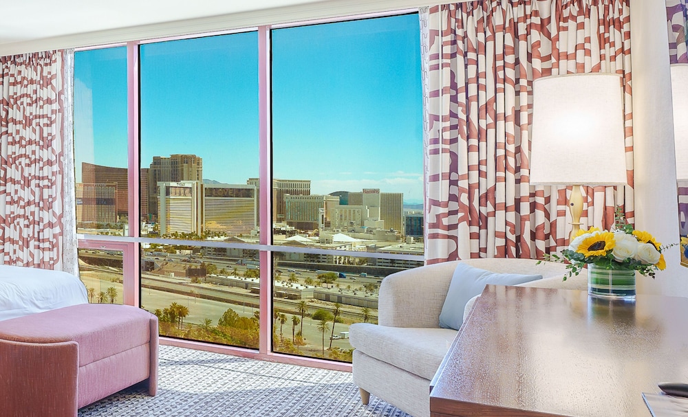Deluxe Room, 2 Queen Beds, Roll-in Shower (High Floor) - Photo 2