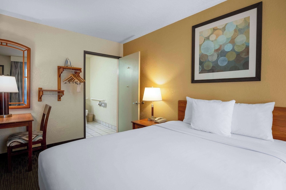 Deluxe Room, 1 Queen Bed, Mobility Accessible, Non Smoking - Photo 1