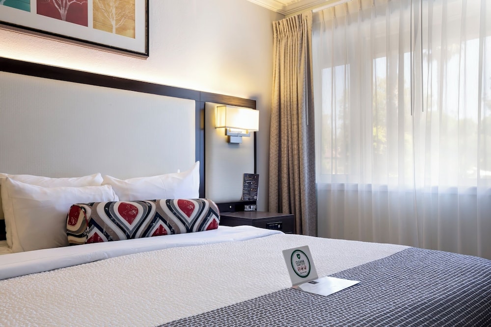 Deluxe Room, 1 King Bed, Bathtub (Non Smoking 1 King Room) - Photo 4