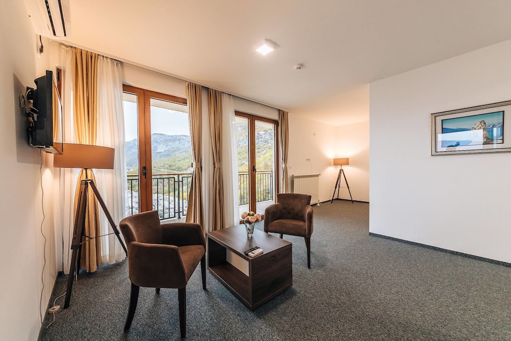 Deluxe Suite, Multiple Beds, Mountain View photo 3