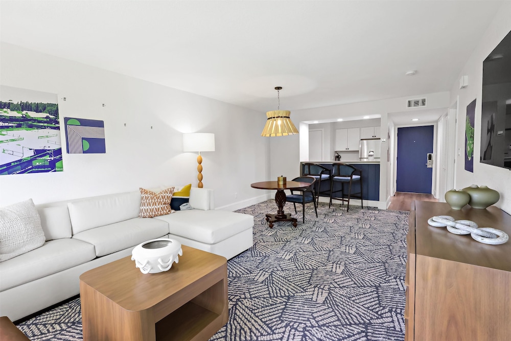 Suite, 2 Bedrooms (1 Queen & 2 Single Beds) - Photo 6
