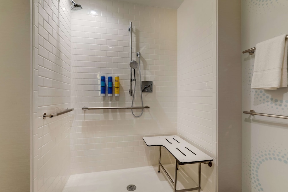 Room, 2 Queen Beds, Accessible (Roll-In Shower) - Photo 5