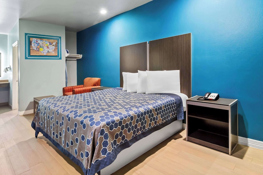 Room, 1 King Bed, Non Smoking photo 3