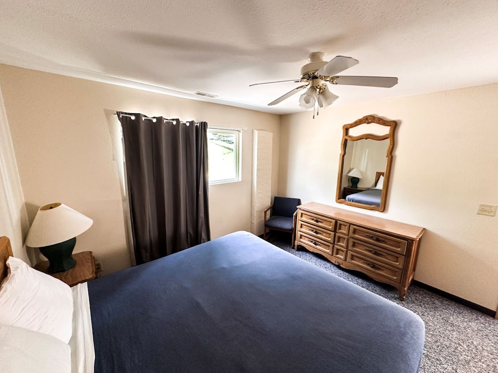 Classic Condo, 2 Bedrooms, Kitchen, Lakeside